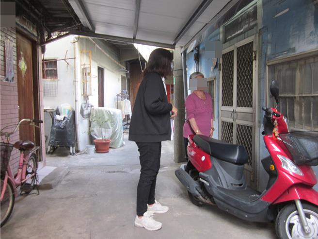 法务部行政执行署嘉义分署执行官到王女住处现场执行查核王妇经济状况。（行政执行署嘉义分署提供／廖素慧嘉市传真）