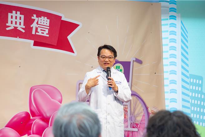 童综合医院副院长吴肇鑫则表示，童医院地处台中海线地区，民眾经济负担重，童医院短期内没有调高挂号费计画。（童综合医院提供／张妍溱台中传真）