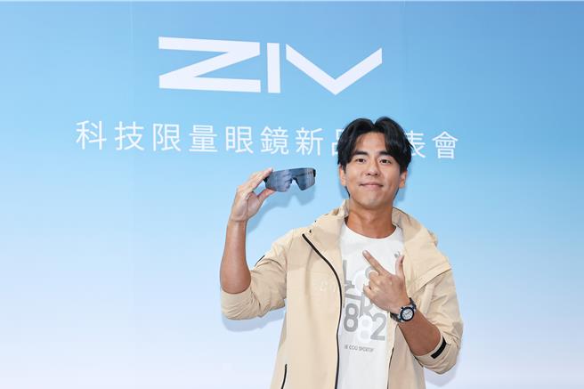 柯有倫今出席眼鏡品牌活動。（羅永銘攝）