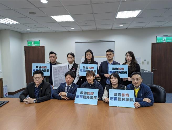 基隆市议会民进党团表示接获民眾爆料，市长谢国梁家族的二信集团发动员工进行绿营市议员罢免连署。（张志康摄）