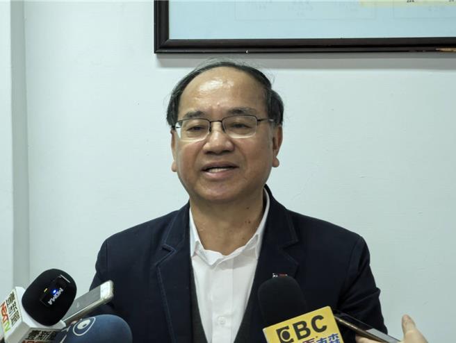 国民党基隆市党部主委吴国胜表示，他发动了「反制罢免」的行动，若有人连署罢免谢国梁，他就发动绿营市议员罢免连署。（张志康摄）