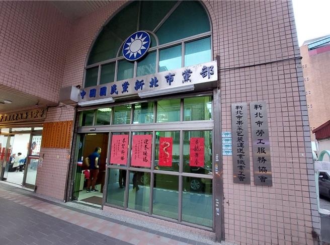 国民党拟将黄復兴党部与各地方党部整合，引发讨论，黄復兴新北党部「黄国定」主委高宁松表示，不少老党员事前都不知情，难免有不满情绪。（陈慰慈摄）