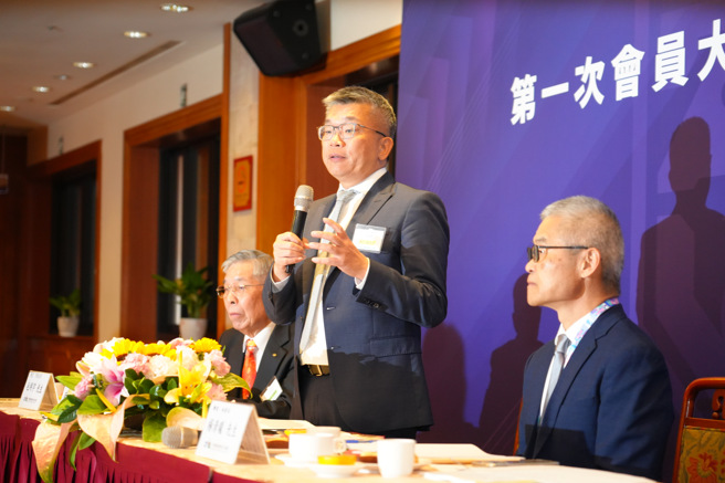 蔡其昌（中）获得20位理事全数通过，确定连任中职会长。（中职提供）