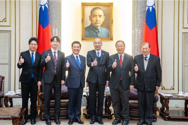 立法院长韩国瑜于6日上午在国民党立委林德福、周万来秘书长及国际事务处林晨富处长等人陪同下，接见「驻臺北韩国代表部」代表李殷镐一行。（立法院提供／陈薏云台北传真）