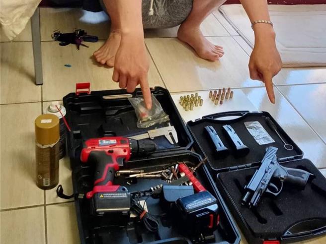警方在吴男房间查获枪弹与改造工具。（民眾提供／宝智华台南传真）
