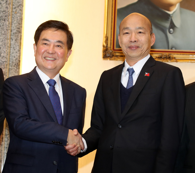 立法院长韩国瑜（右）6日接见「驻台北韩国代表部」代表李殷镐（左）。（刘宗龙摄）