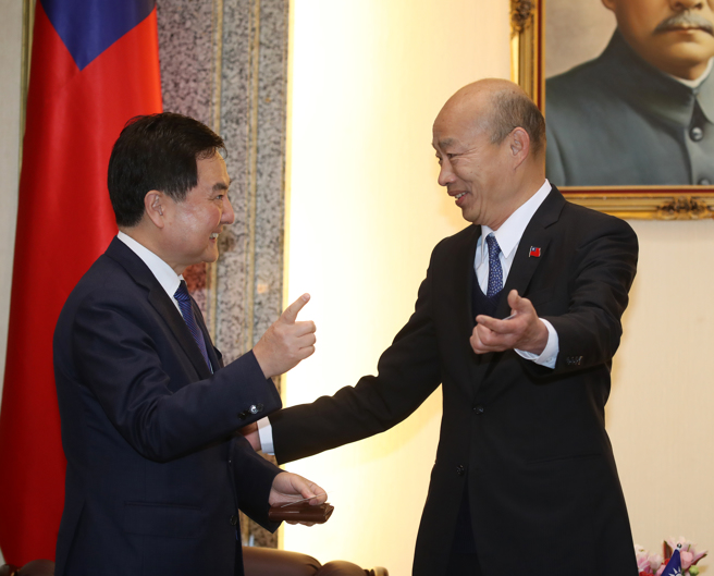 立法院长韩国瑜（右）6日接见「驻台北韩国代表部」代表李殷镐（左）。（刘宗龙摄）