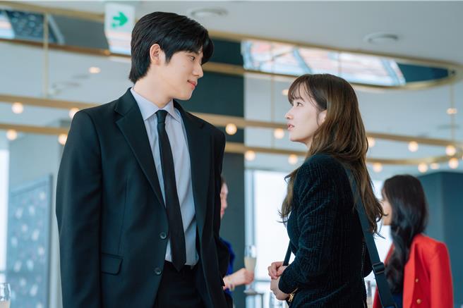 全钟瑞（右）和文相敏在《不可能的婚礼》中大谈「叔嫂恋」。（friDay影音提供）