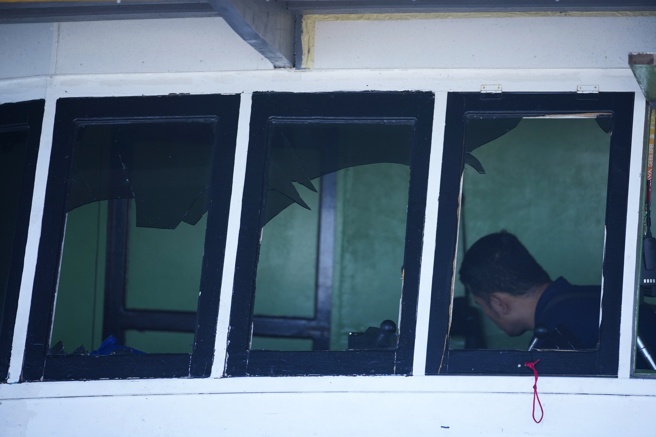 菲律宾补给船「Unaizah May 4」在南海遭中方水炮攻击后，挡风玻璃破裂。（美联社）