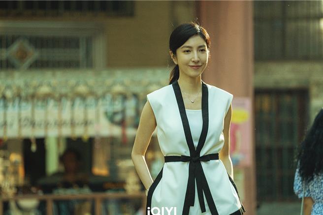 楊謹華劇中從乖乖人妻蛻變成靈修團體心靈導師。（愛奇藝國際站提供）