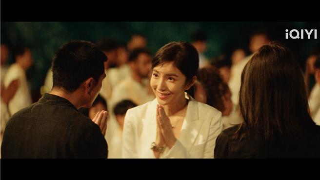 楊謹華劇中變身靈修團體主理人控制教友。（愛奇藝國際站提供）