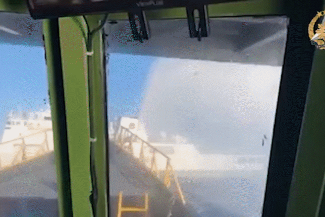 菲律宾军方公开的录影显示，中方海警船发射的水炮击破菲国补给船挡风玻璃的瞬间。