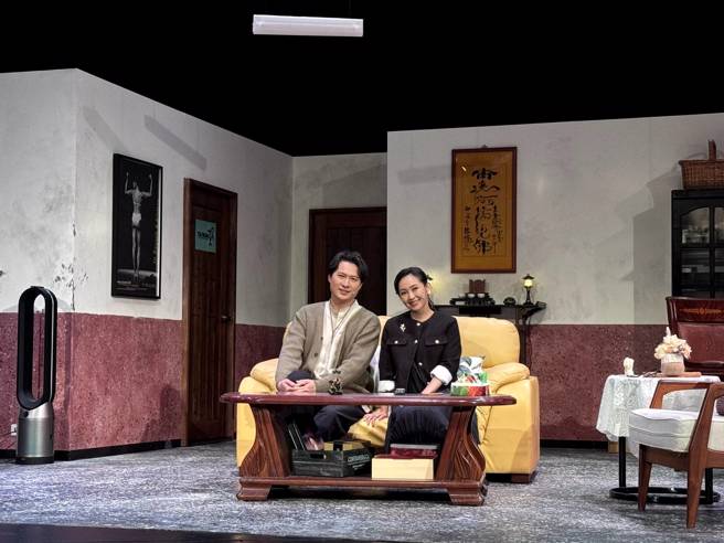 曉劇場2024年開春首檔製作《第一夜》，由鍾伯淵擔任編導和演員，由女星蔡燦得擔任主演，這是兩人首次在戲中合作。（曉劇場提供／李欣恬台北傳真）