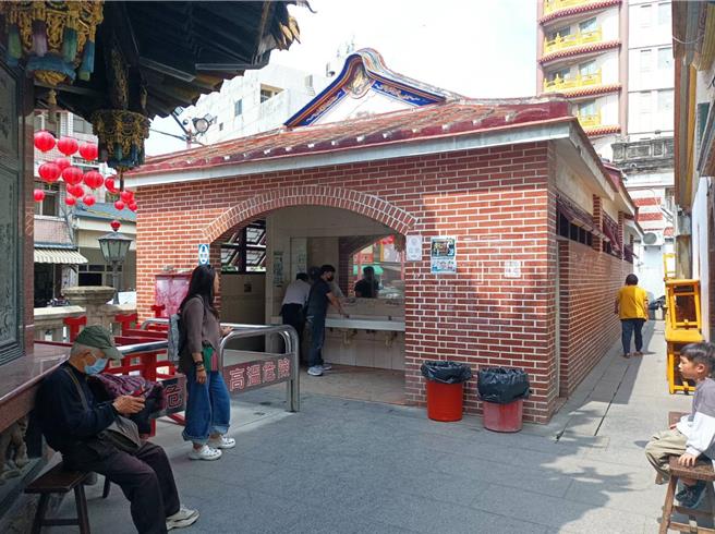 雲林縣北港朝天宮每年有逾600萬人次遊客，但廟內廁所只有20餘個如廁設施，香盛期如廁者大排長龍，北港鎮公所與廟方5日表示將設法新建廁所，解決如廁問題。（張朝欣攝）