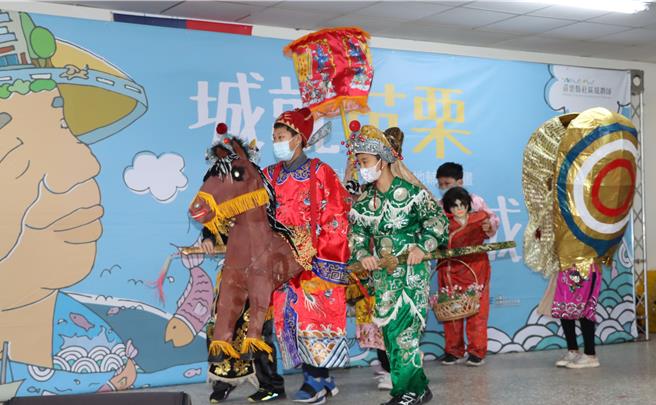 头屋乡公所为鼓励更多民眾讲客语、传承客家文化，9日将在高滩地棒垒球场停车场，首度举办客家文化节戏曲艺术嘉年华暨珍惜资源宣导活动，当天有布马阵等表演。（苗栗县政府提供／李京升苗栗传真）