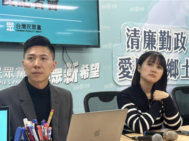 吴怡萱今在民眾党中央委员会会后记者会受访。（杨亚璇摄）