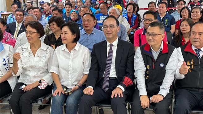 黄復兴高雄市党部主委张平海（右）坦言，老荣民心情多半受到影响，心中难免有怨言。（本报资料照片／柯宗纬摄）