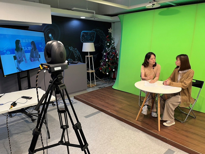 白欣卉同學從節目的錄製過程中，逐漸克服在鏡頭前的恐懼，提升了她在口語表達和臨場反應的能力，更勇於鏡頭前展現自我。(照片/教育部提供)