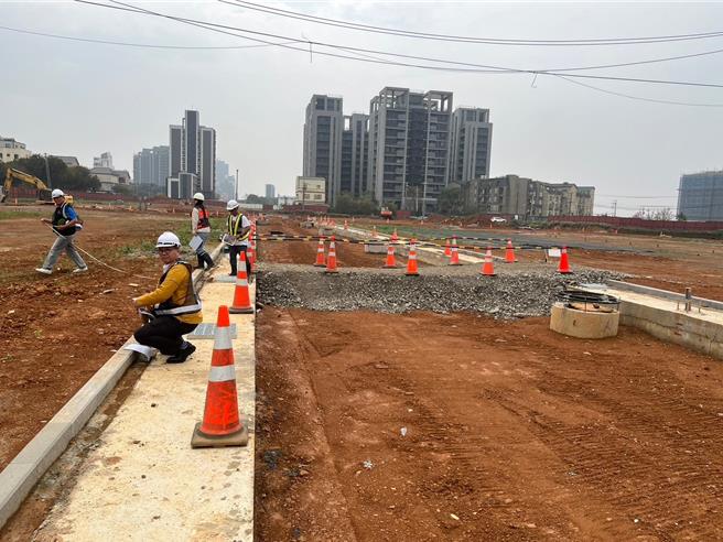 桃園航空城為台灣最大土地徵收開發案，大量居民配合政策搬遷，各工區如火如荼施工中。（市議員徐其萬提供／蔡明亘桃園傳真）