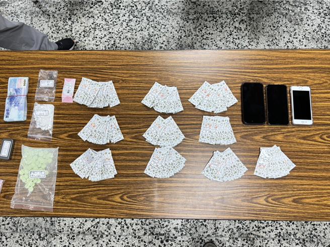 警方在陈嫌车上查获市值20万元的各类毒品及交易所得现金。（民眾提供／宝智华台南传真）