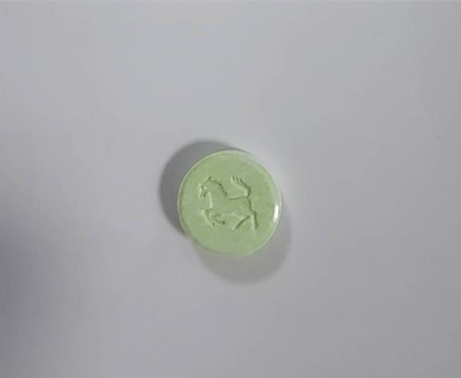 警方指出，哈密瓜锭闻起来有淡香。（民眾提供／宝智华台南传真）