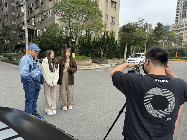 為了培養學生對於新媒體領域的興趣與技能，臺北育達高中新媒體實驗班近日宣布啟動了一項別開生面的外景拍攝實習課程。(照片/臺北育達高中提供)