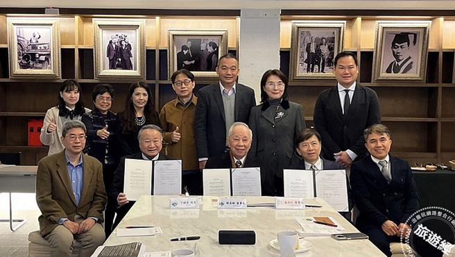 實踐大學與雲朗觀光集團簽訂產學合作備忘錄。(雲朗觀光集團提供)