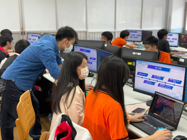 今日在大安高工资讯科进行的业师协同教学，是设计成18小时的「游戏开发」微课程。(照片/大安高工提供)