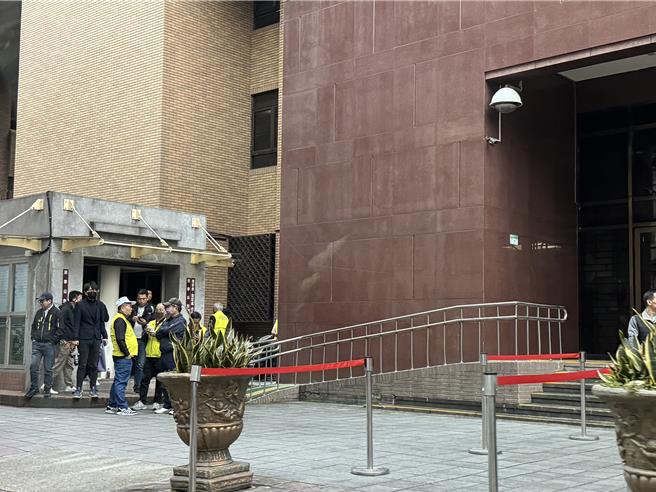 民进党新竹市议会党团总召陈建名炮轰新竹市长高虹安滥用公家资源，安排两名组织干部到法院现场督军点名，动员里长却对外宣称是自发性声援。（民进党新竹市党部提供／陈育贤新竹传真）