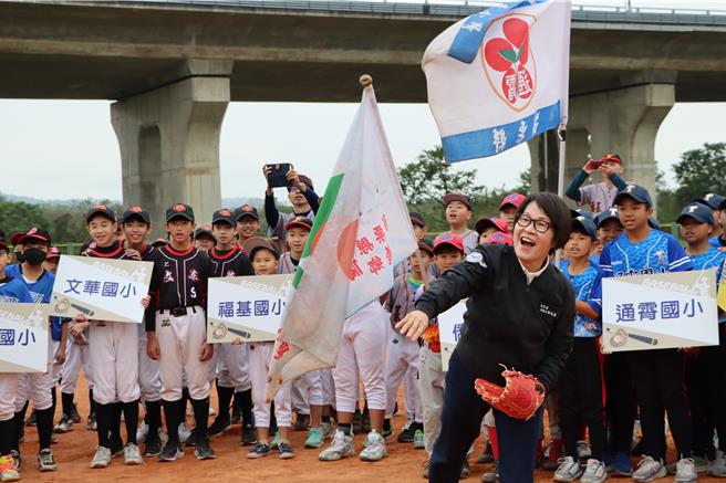 苗栗副縣長鄧桂菊開球。（苗栗縣政府提供／李京昇苗栗傳真）