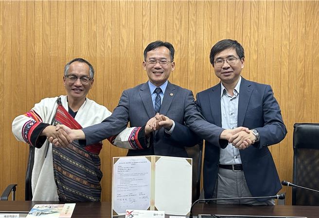 台中一中與博屋瑪國小、台中教育大學合作以跨學制推動都會區高中全民原教，台中一中校長林隆諺（中）、台中教育大學主祕陳盛賢（右）及博屋瑪國小校長Pilin Yapu 比令．亞布（左）於6日簽署合作備忘錄。（實習記者洪韻筑攝）