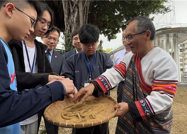 推動都會區高中全民原教，台中一中與博屋瑪國小、台中教育大學6日簽署合作備忘錄，博屋瑪國小校長Pilin Yapu 比令．亞布（右一）帶領師生依傳統儀式播種小米。（實習記者洪韻筑攝）