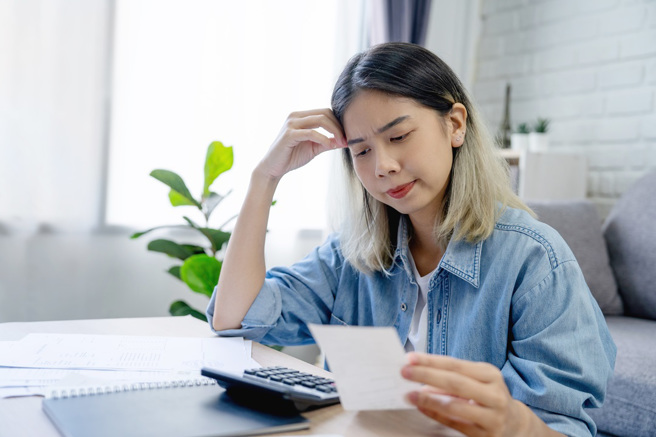 女网友透露，自己跟先生的月收入加起来仅6至7万元，自己的生活都过得不太好，结婚后却频频被催生，让他相当困扰。 （示意图：shutterstock／达志）