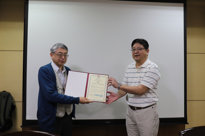 香川大学经济学部高桥明郎 教授(左一)、真理大学应用日语学系主任户田一康(右一)。(照片/真理大学提供)