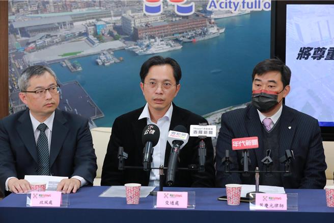基市府交通处长王圳宏（中）指出，未来为监督厂商履约，市府将设立「改建监督委员会」，邀请民间专家学者监督、参与东岸停车场公共建设促参案，以更客观、专业的态度沟通协调处理，并使整个营运与履约过程更加公开透明。（基隆市政府提供／徐佑升基隆传真）