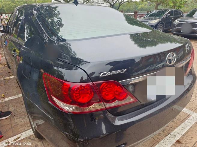 桃園市八德區有車主發現自己的車保險桿被擦撞，一調監視器發現是警車擦撞。對此八德警方表示，同仁倒車未發現擦痕，將聯繫保險公司理賠，也表達歉意，並將依法告發及究責。（翻攝照片）