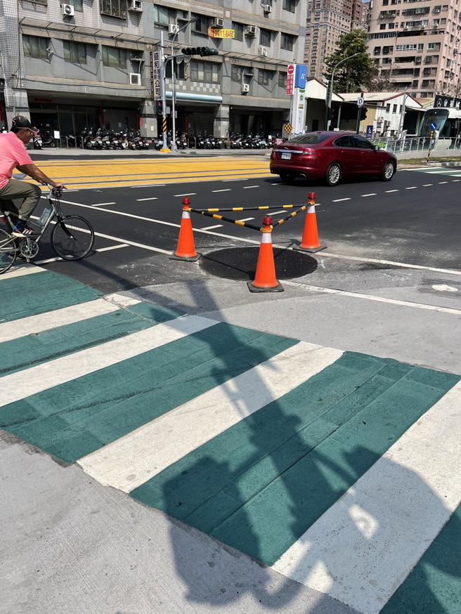 高雄市工務局接獲反映後，立即責請管線單位當日完成孔蓋下地，維護用路人安全。（圖／高雄市工務局）