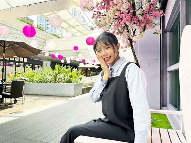 Global Mall板橋車站店打造「春漾燈籠廊道」，適合情侶逛街時順道打卡拍照。（Global Mall提供／朱世凱台北傳真）