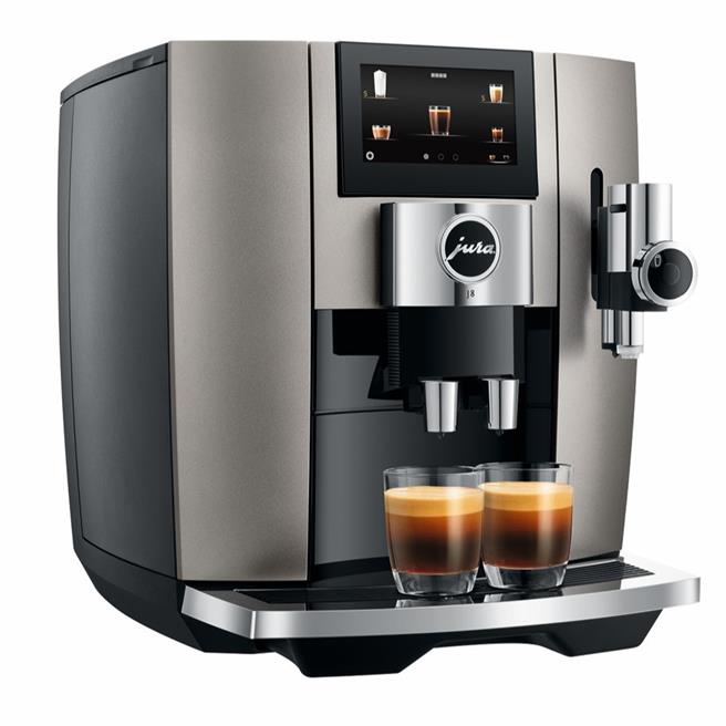 大葉高島屋的JURA優瑞「j8全彩中文脈衝精萃式咖啡機」，原價12萬元、特價9萬9000元。（大葉高島屋提供／朱世凱台北傳真）