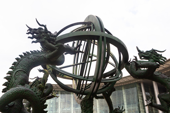 古人经常观测并记录星象，甚至发明出天文相关仪器，例如汉代的铜浑天仪。(示意图:shutterstock/达志)