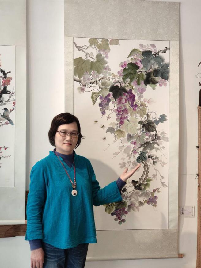张瑄玲在台中「四两文物窗」举办「国色之美-琉璃张花鸟水墨创作展」！图／曾丽芳