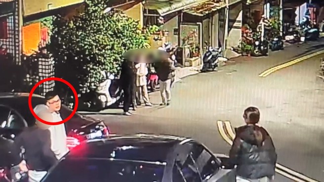 周男在交保後返家換衣服，不少友人開雙B來接風，完全看不出來擔心被滅口的可能。（翻攝畫面）