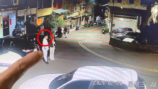 周男在交保後返家換衣服，不少友人開雙B來接風，完全看不出來擔心被滅口的可能。（翻攝畫面）