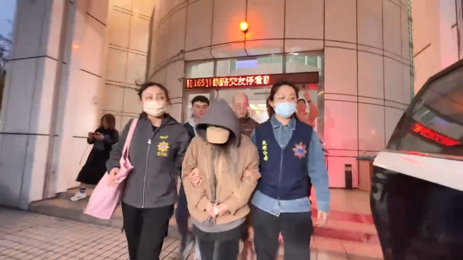 警方將女科員與男友送辦。（翻攝畫面）