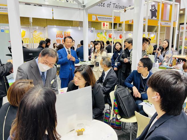 翁章梁出席活动，与在场8家日本贸易商和参展业者一同互动。（图／嘉义县农业处）