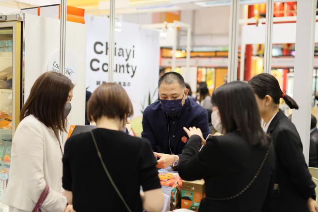 东京国际食品展嘉义馆国外买家洽询的情形非常踊跃。（图／嘉义县农业处）