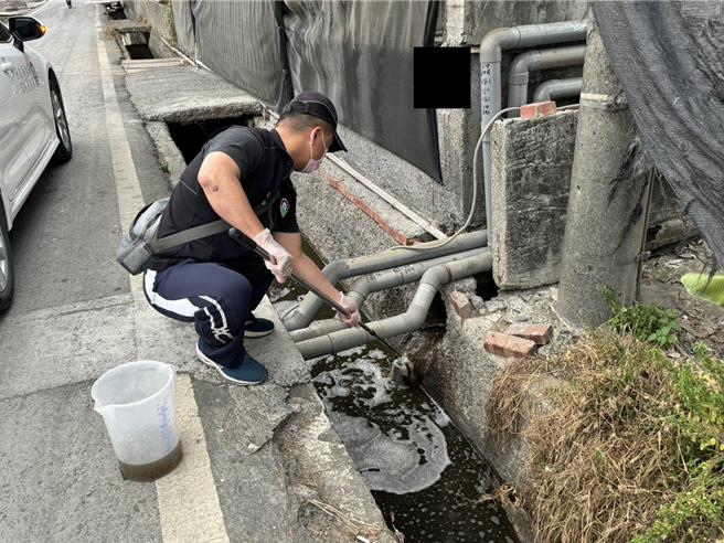 屏東環保局在屏東市、里港鄉、潮州鎮等10個鄉鎮全面啟動夜鷹早鳥及稽查無假期專案，共計查獲27家畜牧業涉及違規情節，並依法告發要求業者限期改善。（屏縣府提供／謝佳潾屏東傳真）
