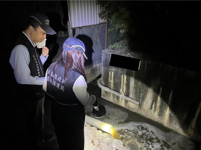 屏東環保局在屏東市、里港鄉、潮州鎮等10個鄉鎮全面啟動夜鷹早鳥及稽查無假期專案，共計查獲27家畜牧業涉及違規情節，並依法告發要求業者限期改善。（屏縣府提供／謝佳潾屏東傳真）