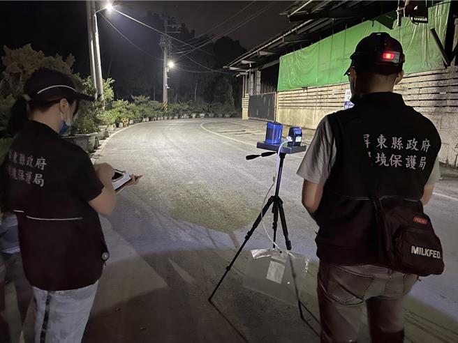 屏東環保局在屏東市、里港鄉、潮州鎮等10個鄉鎮全面啟動夜鷹早鳥及稽查無假期專案，共計查獲27家畜牧業涉及違規情節，並依法告發要求業者限期改善。（屏縣府提供／謝佳潾屏東傳真）