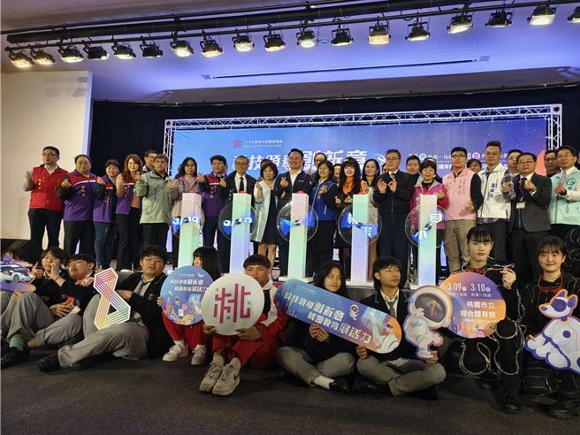 桃园市高中高职博览会将于9、10日于桃园巨蛋登场，今年以「科技领导创新意 桃园教育展活力」为活动主轴，有桃园市高中职、专科学校及马祖高中、中正预校等39所学校设摊，让孩子提早布局未来学习领域及生涯规画。（赖佑维摄）